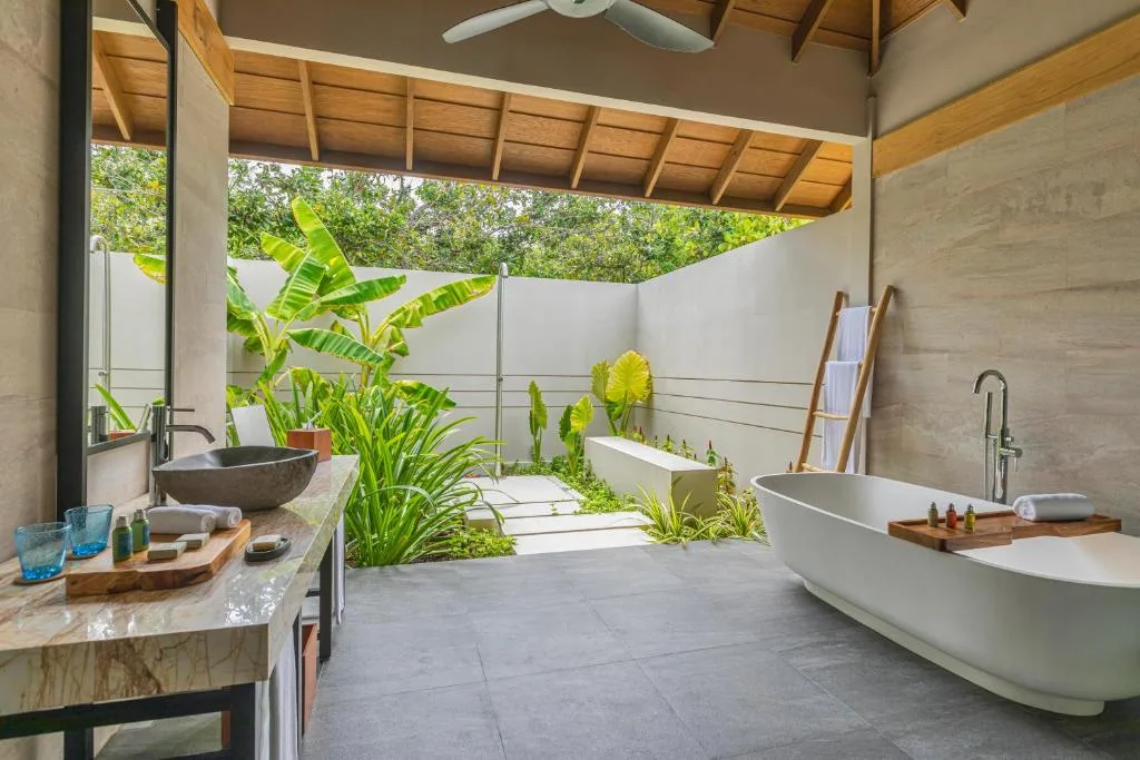 Emerald Faarufushi Resort & Spa: another view