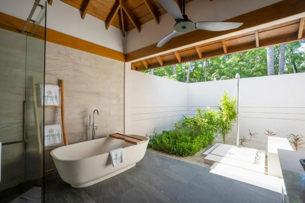 Emerald Faarufushi Resort & Spa: another view