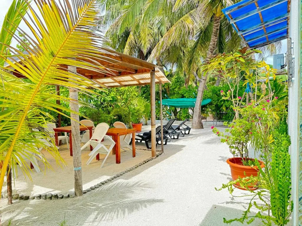 Ithaa Beach: another view