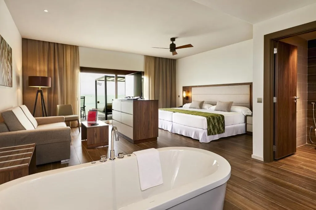 Riu Atoll: another view