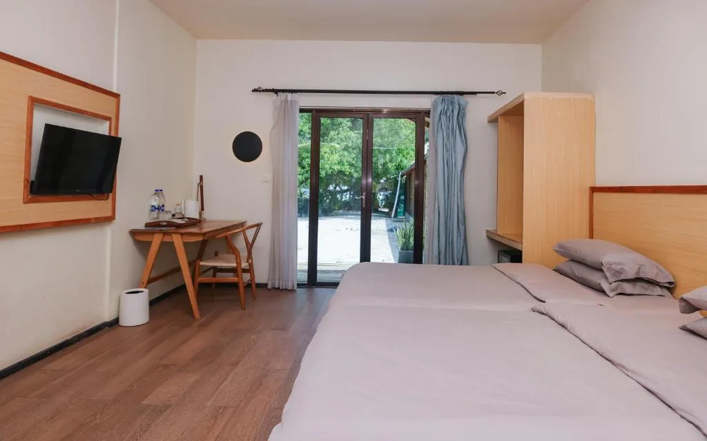 Tranquila Beach Hotel: another view