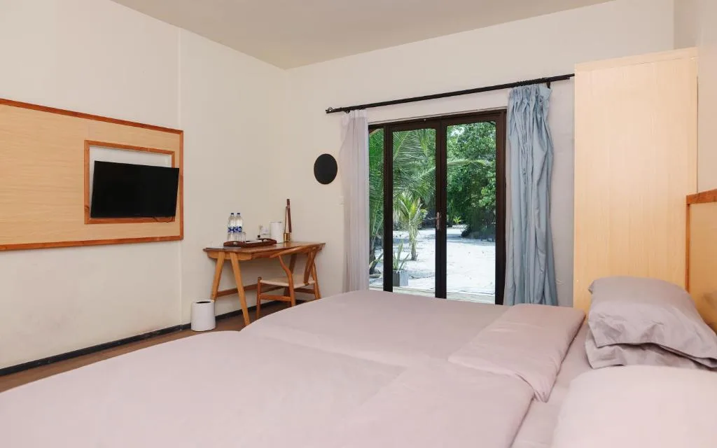 Tranquila Beach Hotel: another view