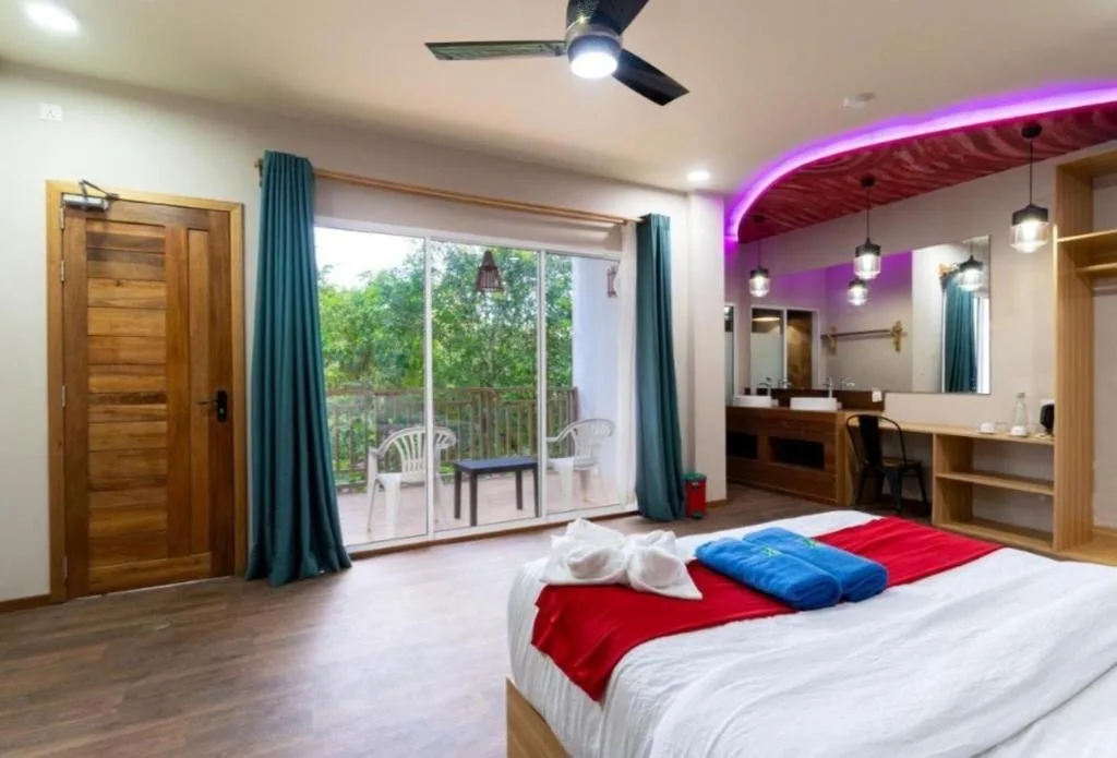 Ukulhas Villa Hotel & Spa: another view